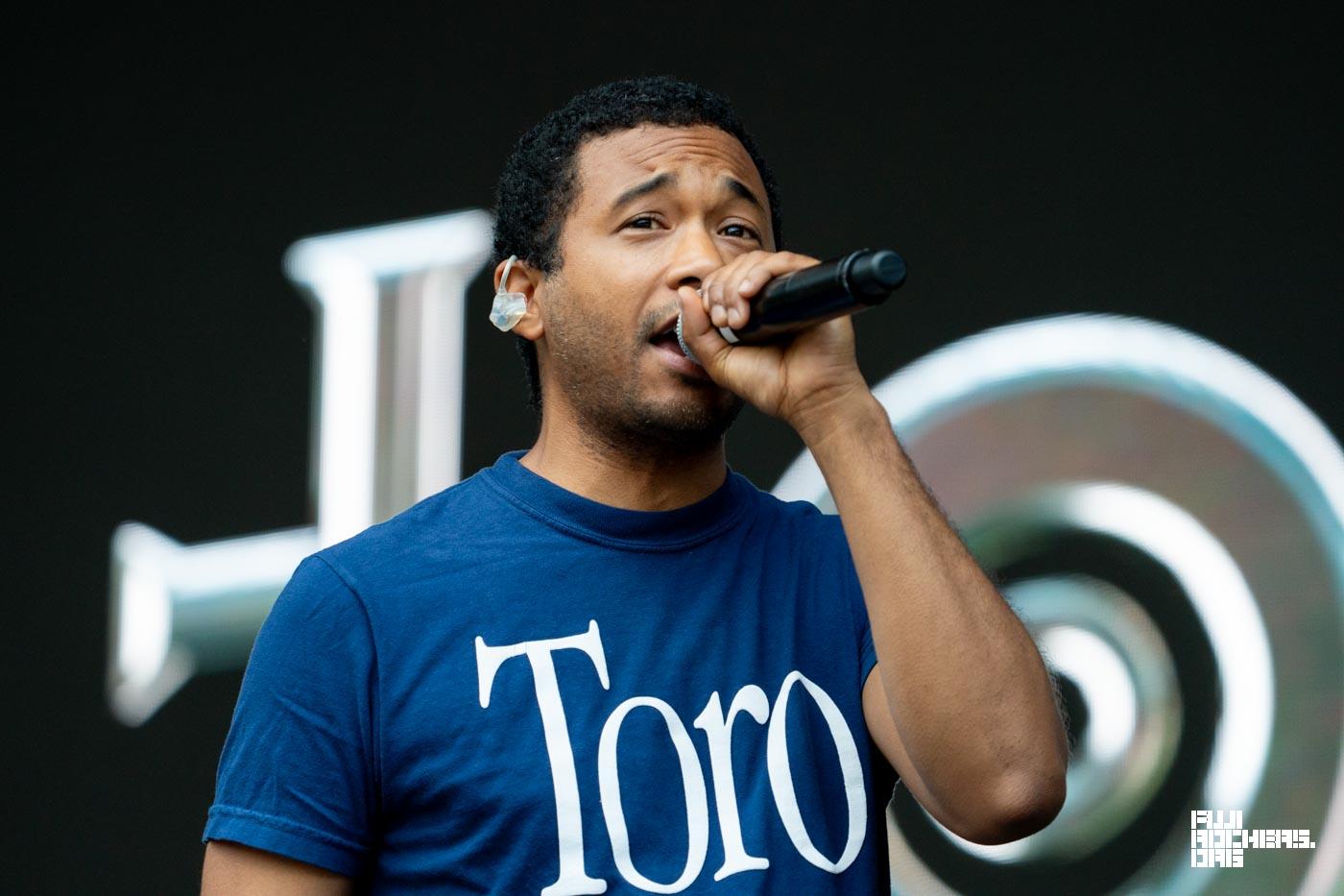 TORO Y MOI