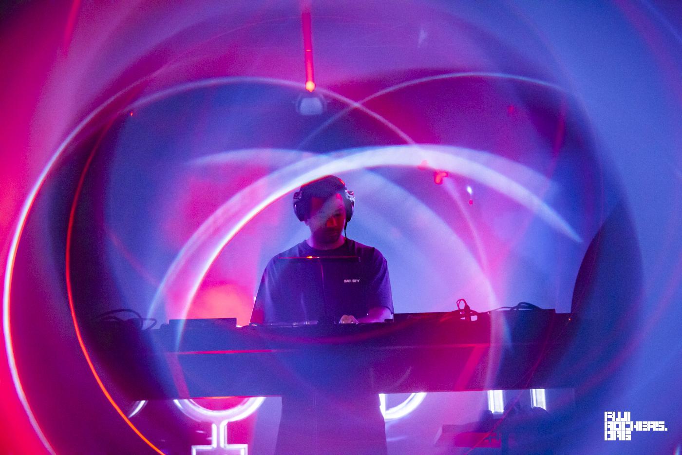 TORO Y MOI (DJ)
