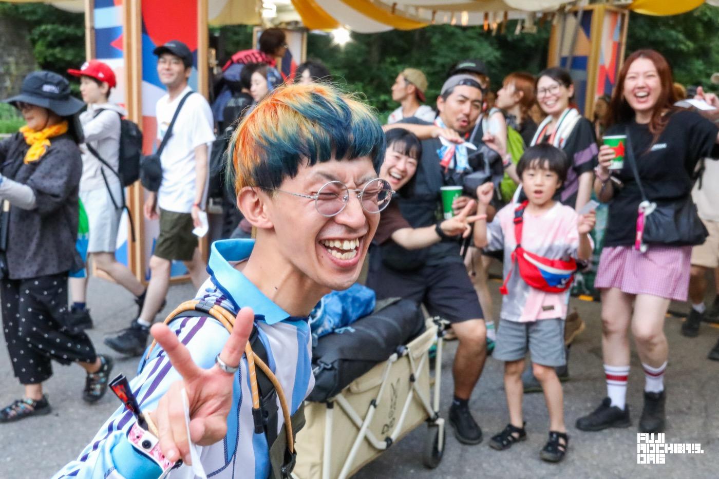 入場ゲートをくぐる皆さん