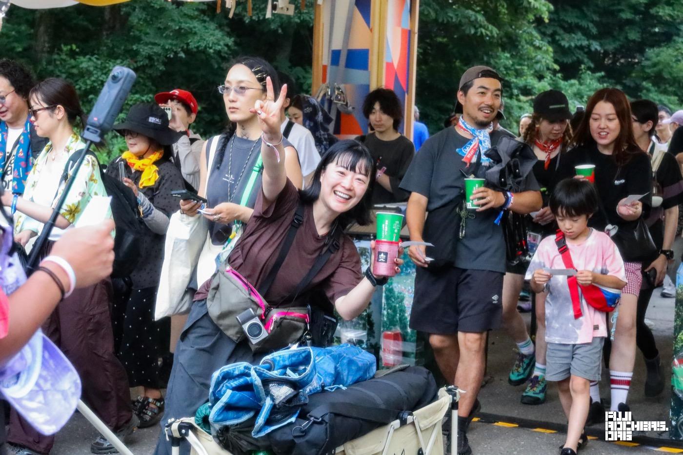 入場ゲートをくぐる皆さん