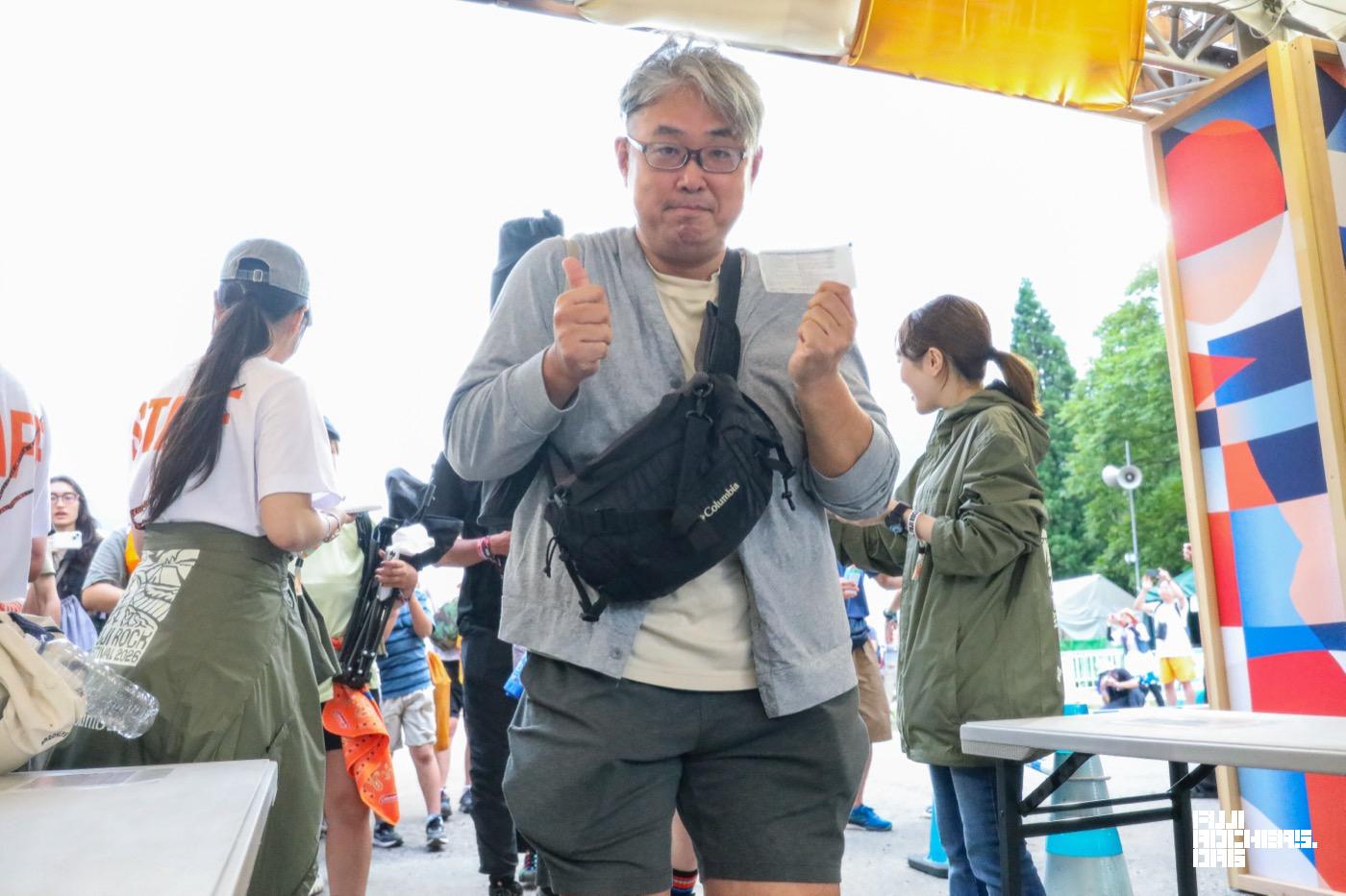 入場ゲートをくぐる皆さん