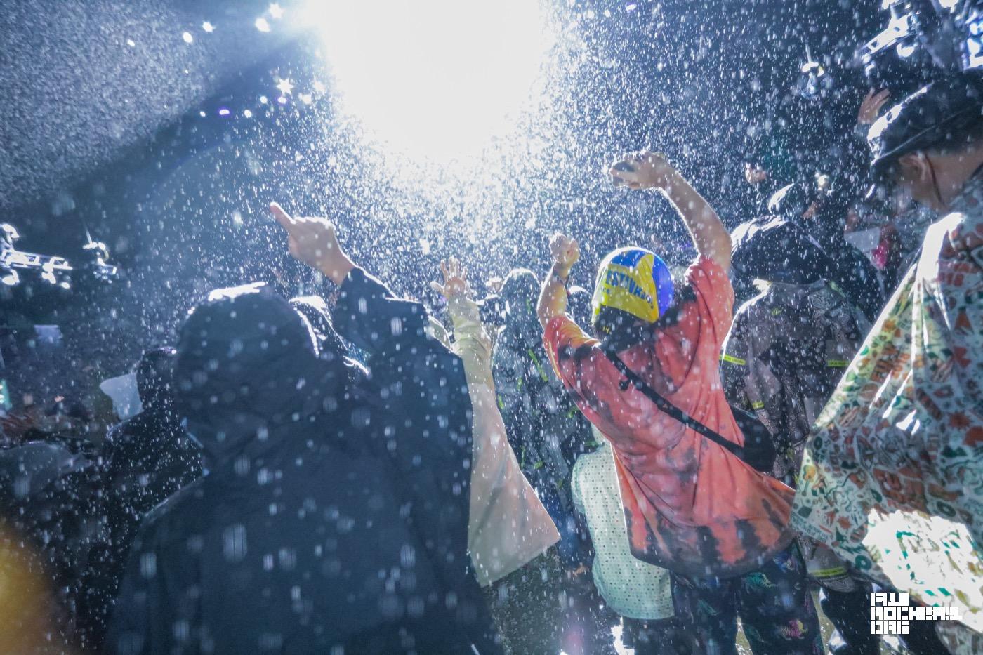 雨の中で鳴り響く“Power to the People”の大合唱