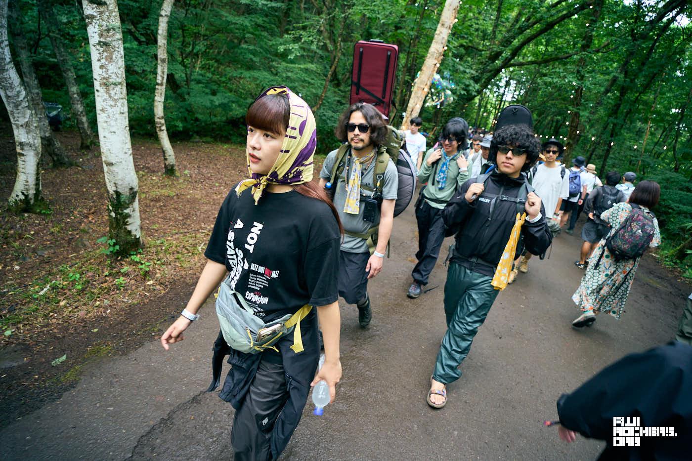 スーパー登山部苗場をゆく