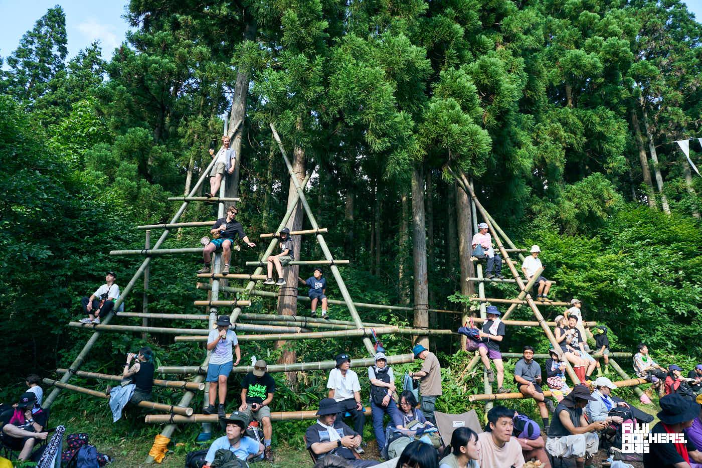 ヘブンのなんか登れる場所と大きなテント