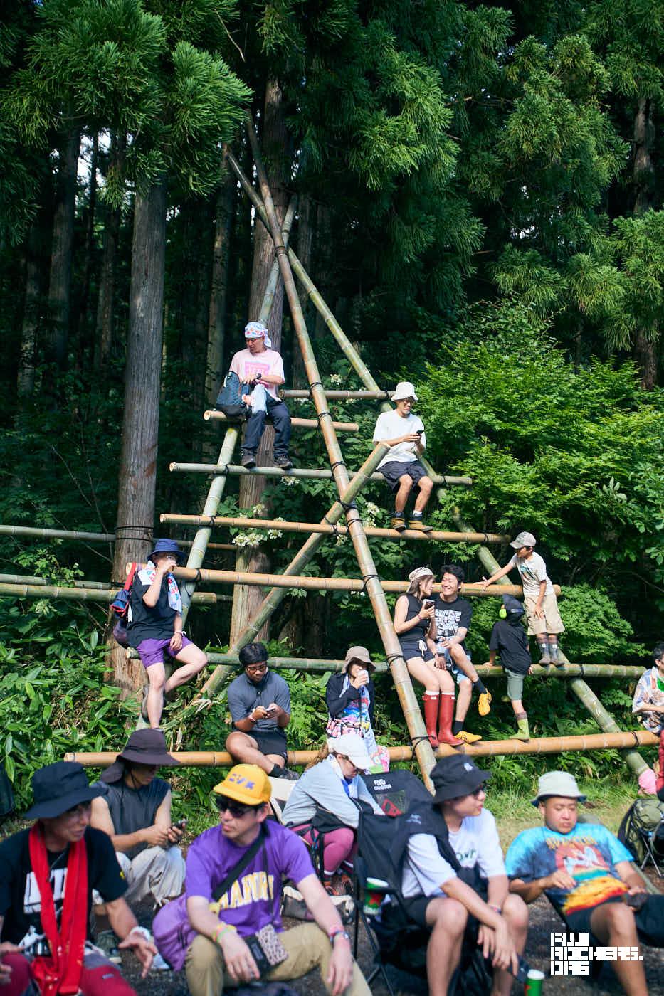 ヘブンのなんか登れる場所と大きなテント