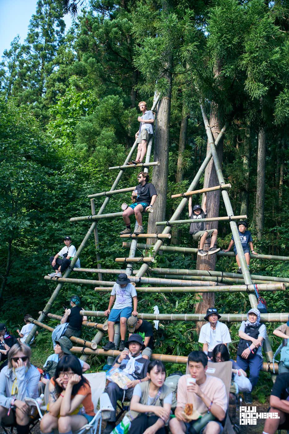 ヘブンのなんか登れる場所と大きなテント