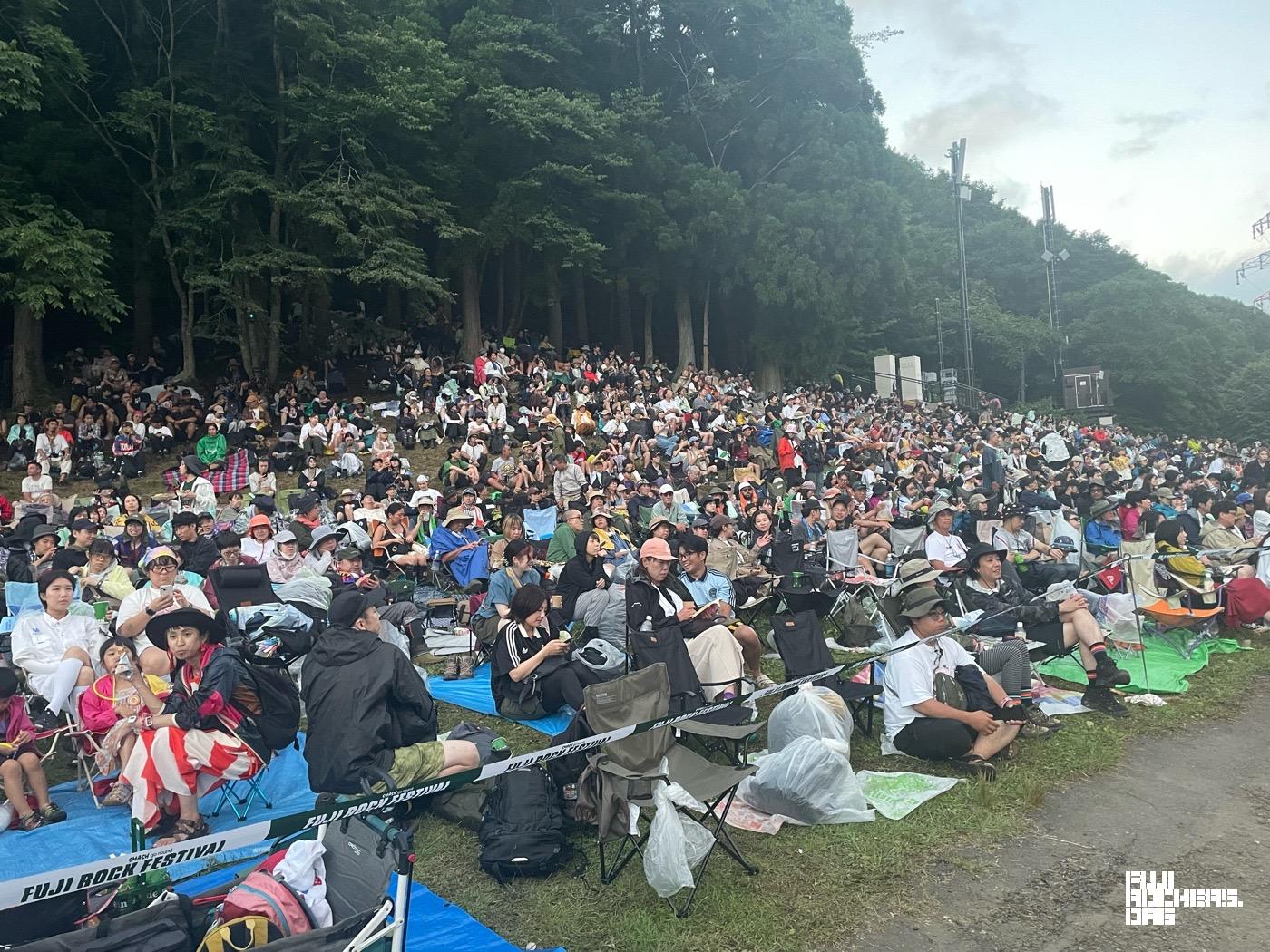 グリーン後方の山まで人がびっしり！