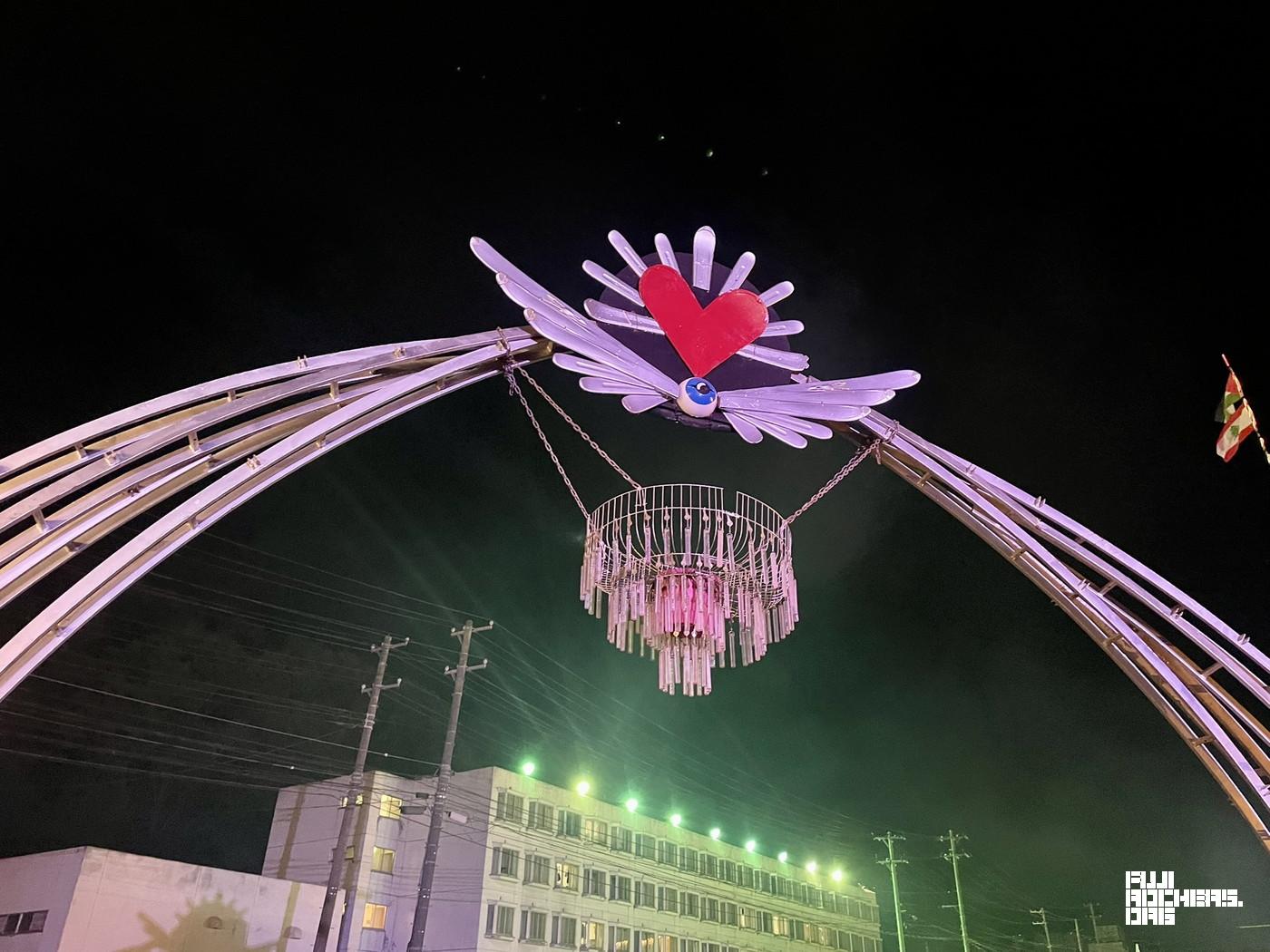 パレスを象徴する巨大オブジェたち