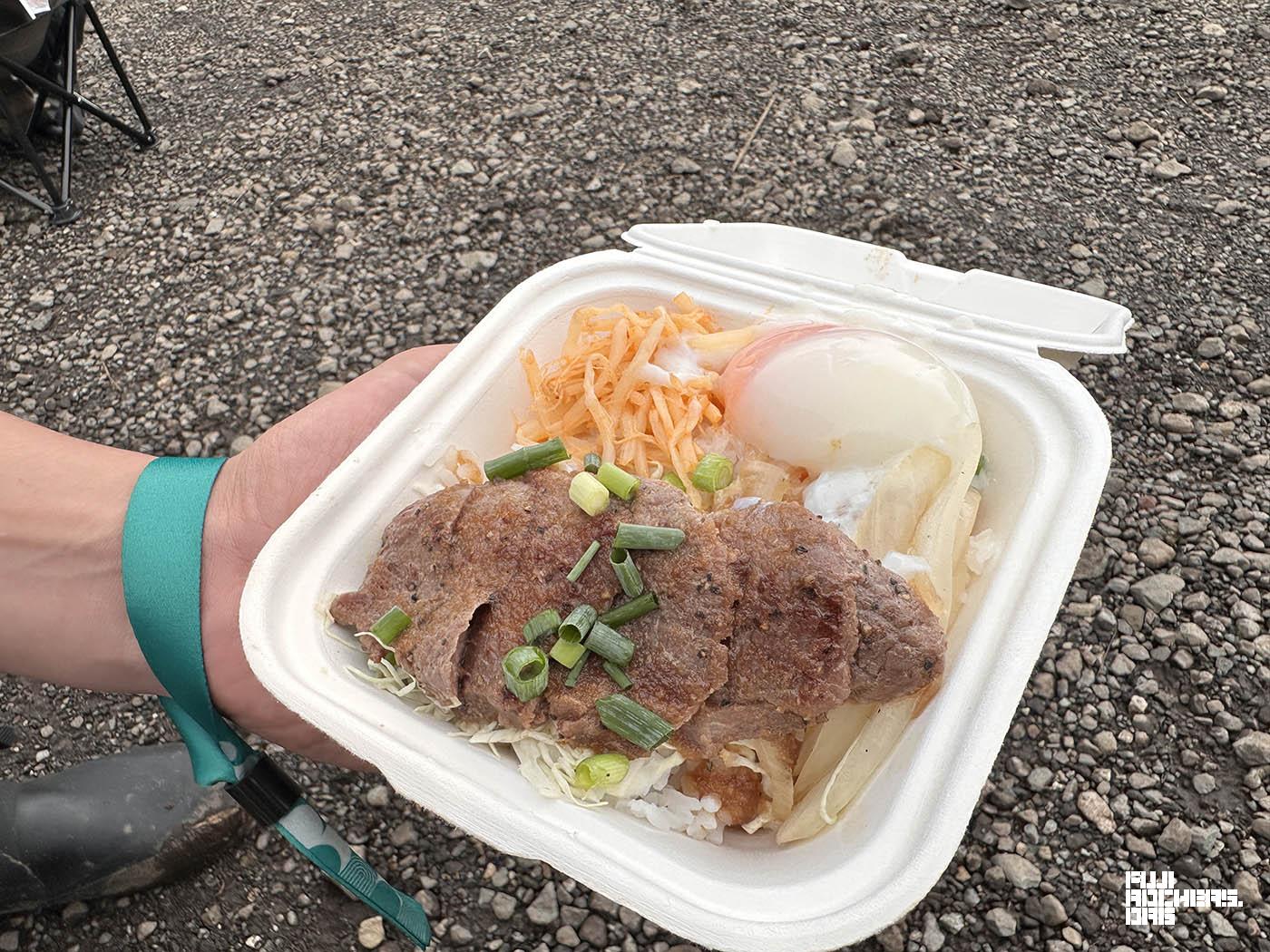 ステーキ丼レギュラー温玉のせ