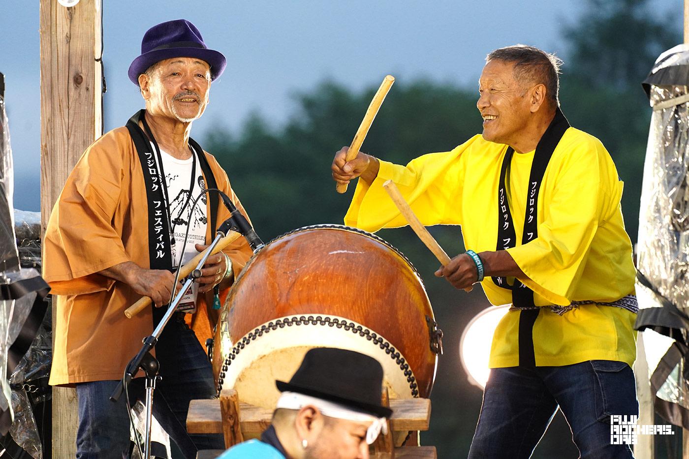 鎮魂の盆踊りと花火