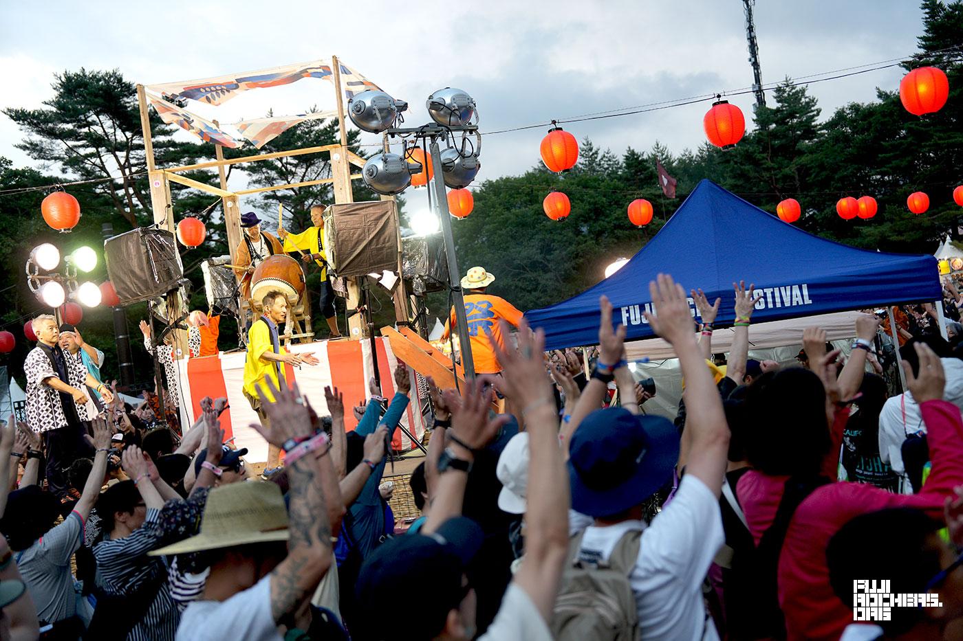 鎮魂の盆踊りと花火