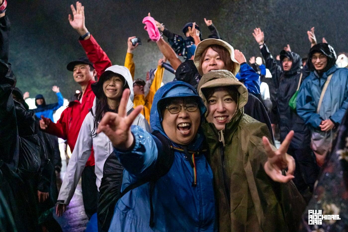 雨の中で鳴り響く“Power to the People”の大合唱