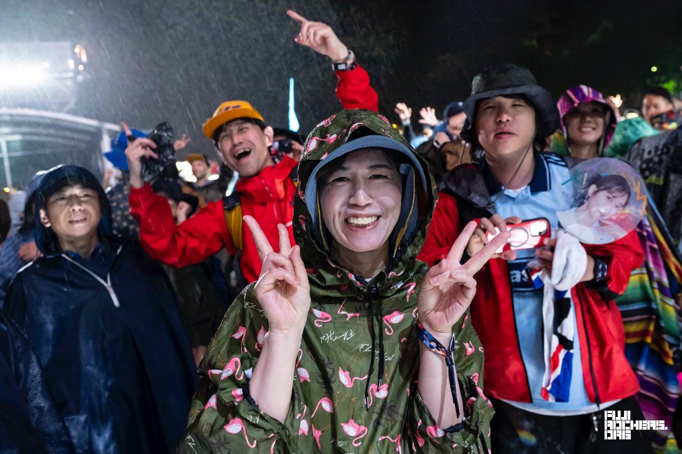 雨の中で鳴り響く“Power to the People”の大合唱