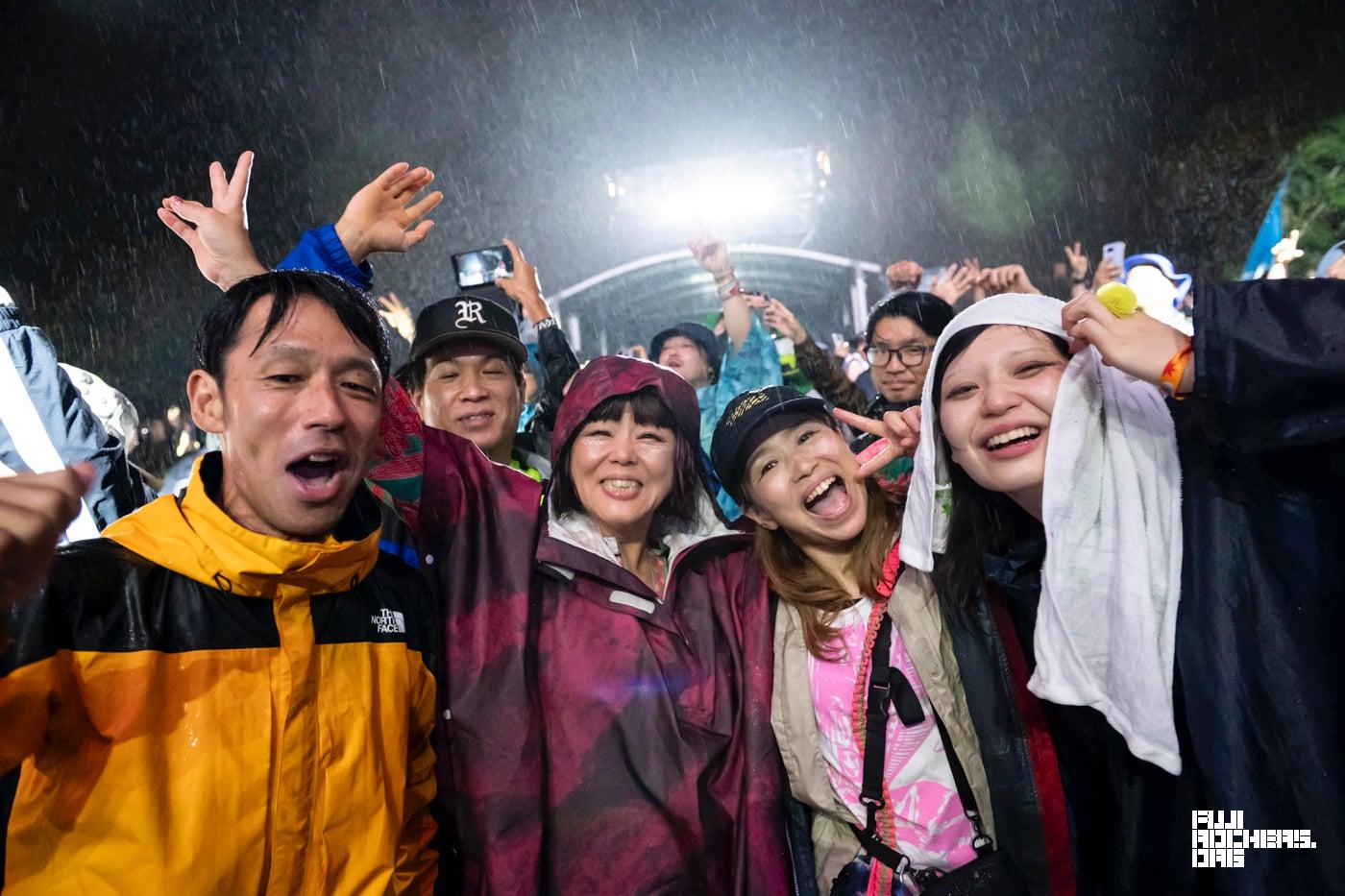 雨の中で鳴り響く“Power to the People”の大合唱