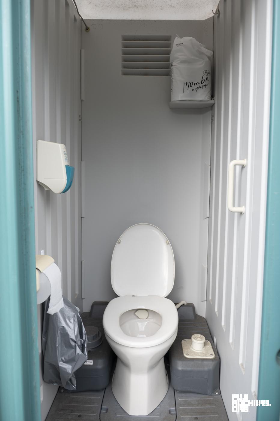 トイレに「フック」あります