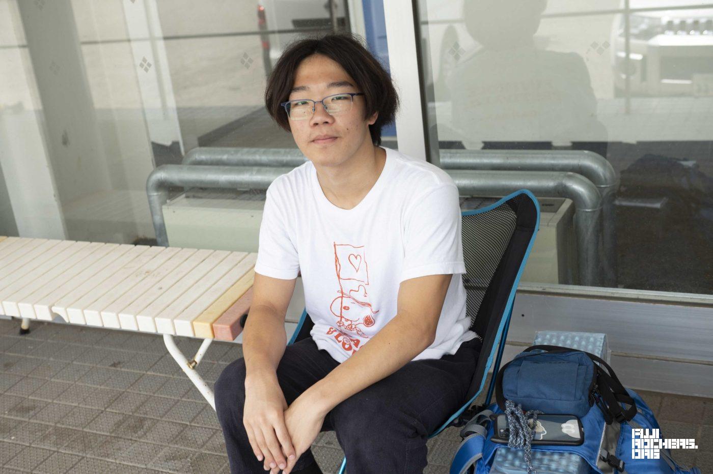 １６歳、キャンプサイトオープン待機列に並ぶ