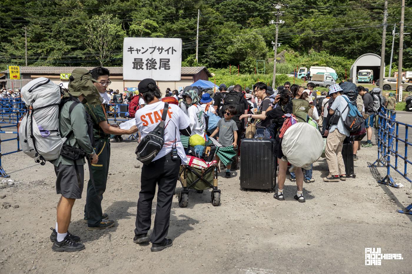 キャンプサイト入場で長蛇の列