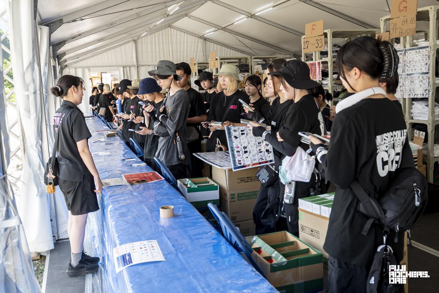 オフィシャルグッズ売り場、準備中