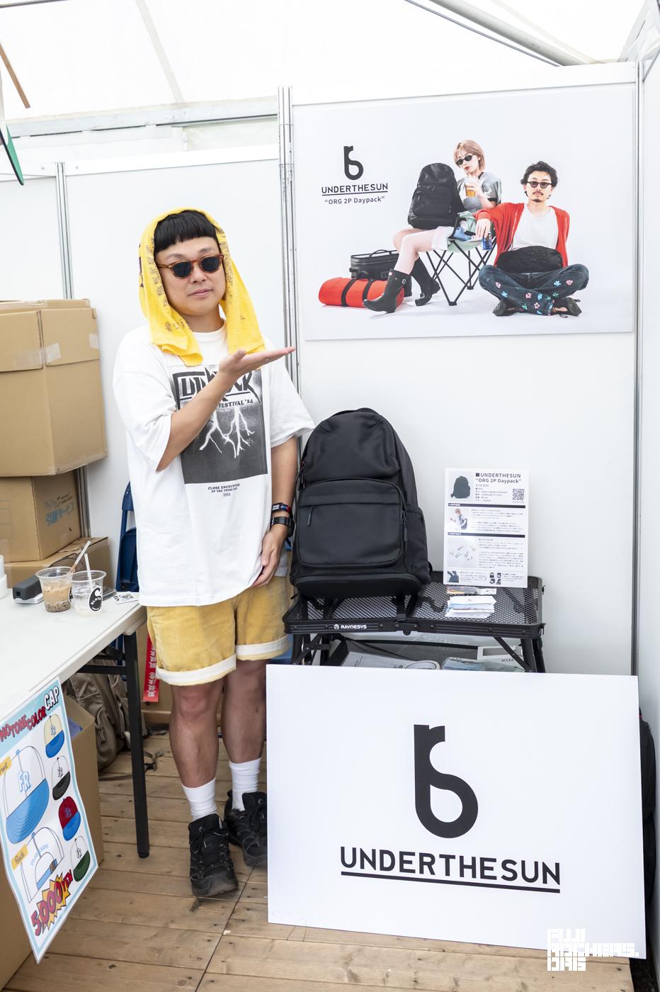 UNDERTHESUN伊藤さん、ラウンジに立つ